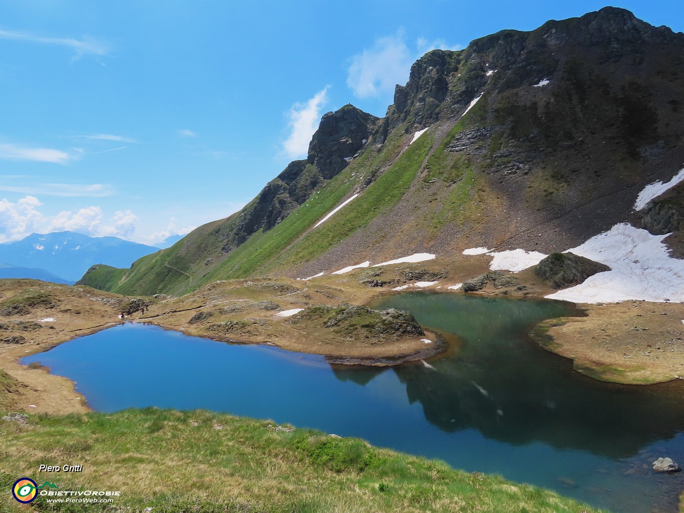 52 Il Triomen si specchia nel lago ineriore.JPG